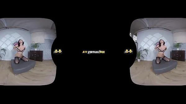Heiße Virtual Pee - Vicky Love necken und duschen in ihrer eigenen Piss - VRwarme Filme
