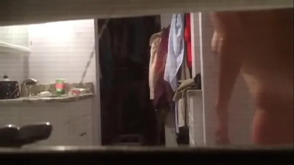 Hotte Spying on Milf towling off through window varme filmer