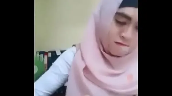 Quente Menina indonésia com capuz mostrando peitos Filmes quentes