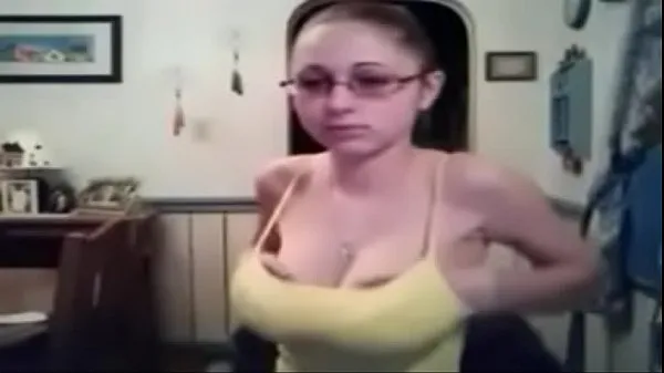 Nerd girl flashes her big boobs on cam Film hangat yang hangat