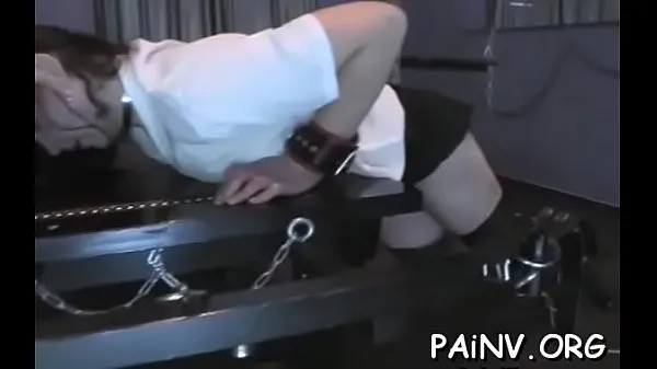 Nóng Slut gets a teat castigation session while being restrained Phim ấm áp