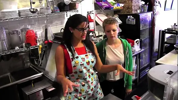 Young blonde Alani Pi has job interview as barista at Penny Barber's quick-service coffee shop Film hangat yang hangat