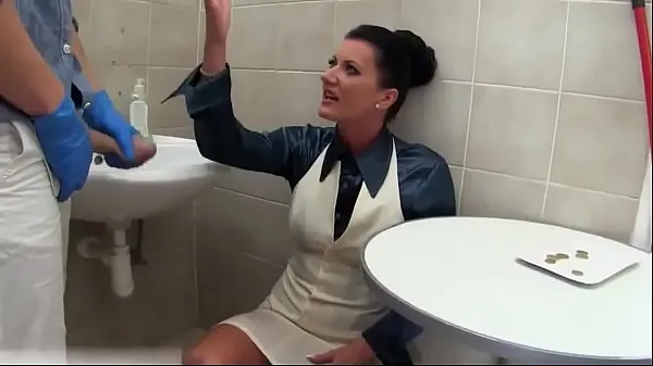 Heiße Glamouröses Pee Babe beim Schwanzlutschen im Badezimmer Teil 3warme Filme