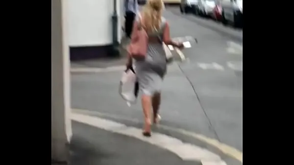 Hotte Sexy blonde wearing thong walking up the street varme film