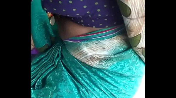 Hotte hot Telugu aunty showing boob's in auto varme film