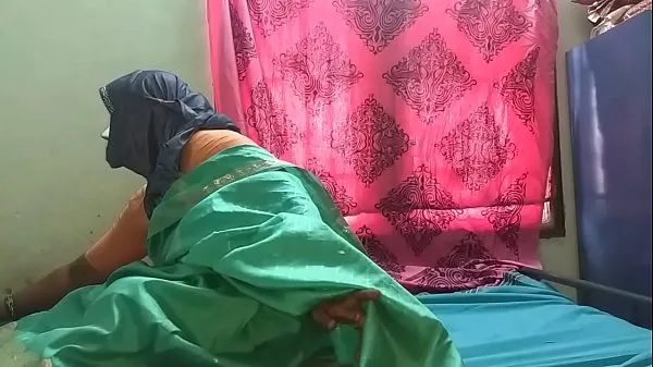 desi indien horny tamil telugu kannada malayalam hindi trompant femme vanitha portant saree montrant gros seins et presse chatte rasée dures seins presse pincée frotter chatte masturbation Films chauds