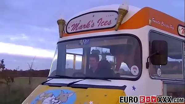 Vroči Young Euro gays love blowjobs and anal ramming in traffic topli filmi
