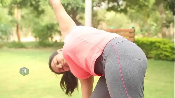 Hotte Yoga teacher with lickable armpits varme filmer