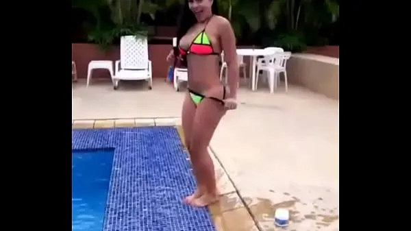 Vroči In the pool I am hot I want to take off my thong ---- Hello friend, excuse me ... I live in Venezuela I am without money for my ... help me just by entering and giving SKIP AD in this link-- https://met.bz / abigaila help me please topli filmi