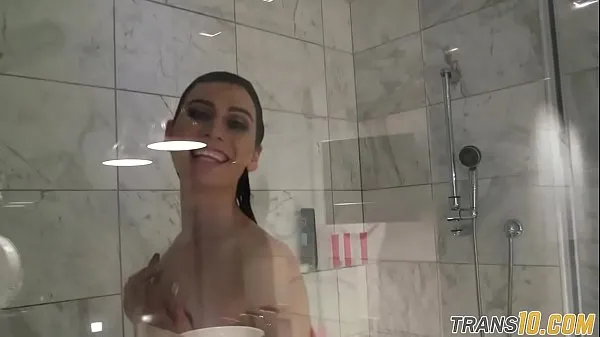 Kuumia Smalltitted tranny showering while filmed lämpimiä elokuvia