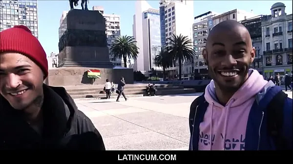 Quente Espanhol latino Twink Kendro se encontra com um cara negro latino no Uruguai para uma cena de merda Filmes quentes