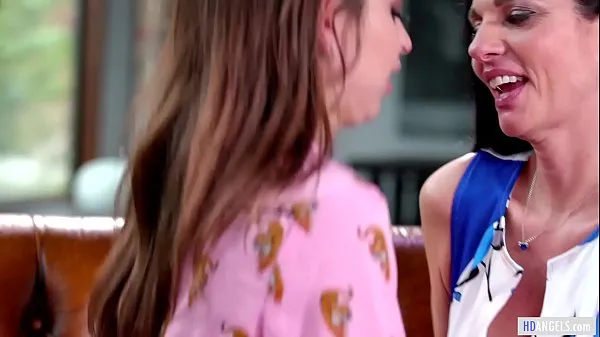 Películas calientes S GIRL - Madrastra confiesa sus profundos sentimientos - Riley Reid y Mindi Mink cálidas