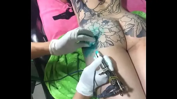 Hete Viet girl make a tattoo warme films