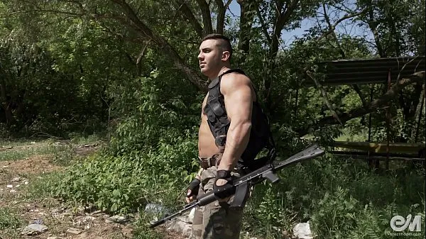 Hot military guy masturbating and cumming after patrol in Ultra HD video Filem hangat panas