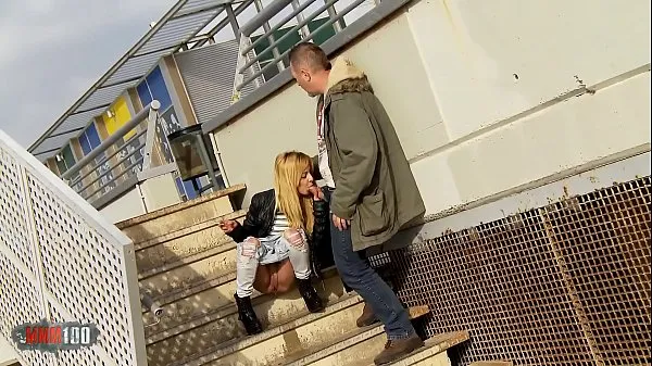 Jeune espagnole pisse dans la rue en sucant une bite et se fait baiser comme une chienne Films chauds
