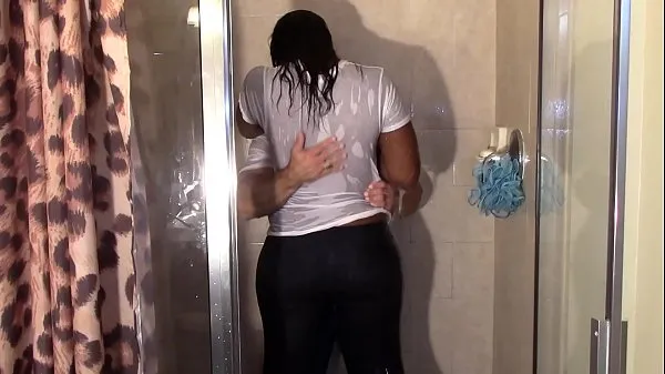 Gorące Big Black Booty Grinding White Dick in Shower till they cumciepłe filmy