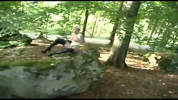 Fetish girl shows off her hot body in the woods Film hangat yang hangat