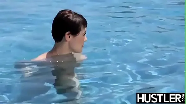 뜨거운 Short hair Audrey Noir takes a dip before doggystyle 따뜻한 영화