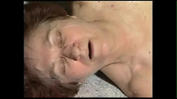 Hotte Hairy granny takes a huge facial from her young fucker varme filmer