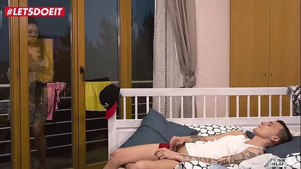 Gorące Step Son gets in Bed with Mom After Being Seducedciepłe filmy