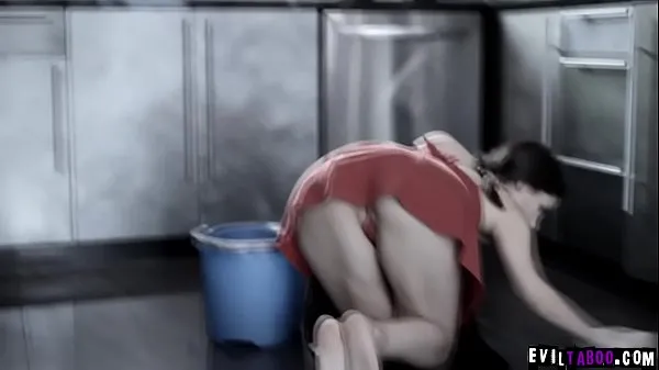 热European exploited housemaid intimidated to have sex to keep her job as a cleaner! Valentina Nappi <3温暖的电影