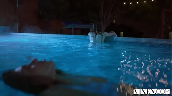 VIXEN Janice Griffith and Ivy Wolfe Sneak Into Backyard For Nighttime Pool Fun Film hangat yang hangat
