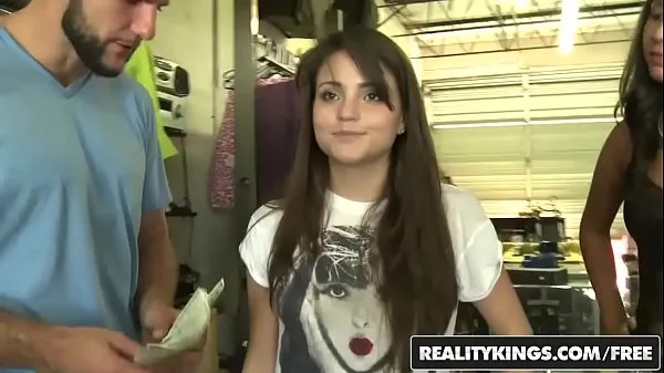 Menő Cute teen (Cara Swank) and her friend share a dick for a lil cash - Reality Kings meleg filmek