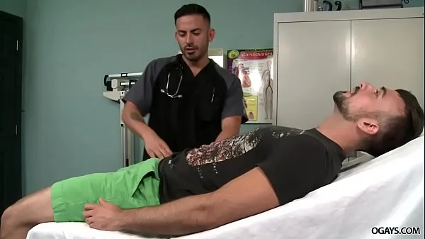 Hotte Gay doc makes his patient hard varme film
