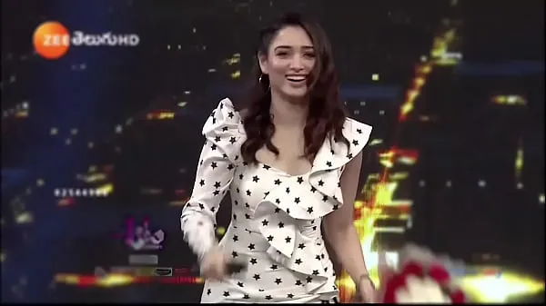 Tamanna in White Skirt Thighs Spicy Stage Dance Film hangat yang hangat