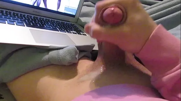 Hotte Teen jerks off to threesome porn and cums on himself varme filmer