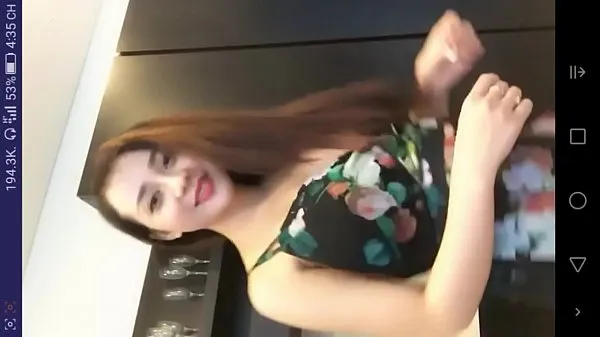 Hot Vietnamese girls show goods on livestream causing fever in the online community warm Movies