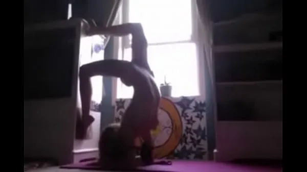 Kuumia Naked hairy yogi teen upside down lämpimiä elokuvia