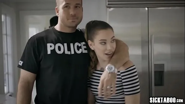 Film caldi Poliziotto perverso scopa la fidanzata di una ragazza piccola e tettonacaldi