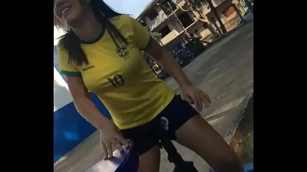 Film caldi Brunette with Brazilian shirt sitting hot on cockcaldi