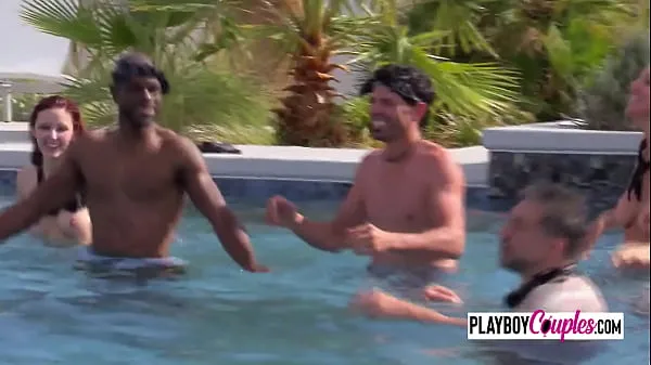 Quente Пары развлекаются, собираясь вместе в бассейне для горячей прелюдии Filmes quentes