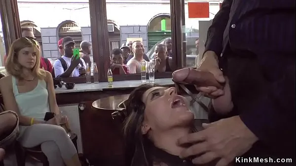 Hotte Euro babe gets facials in public bar varme filmer