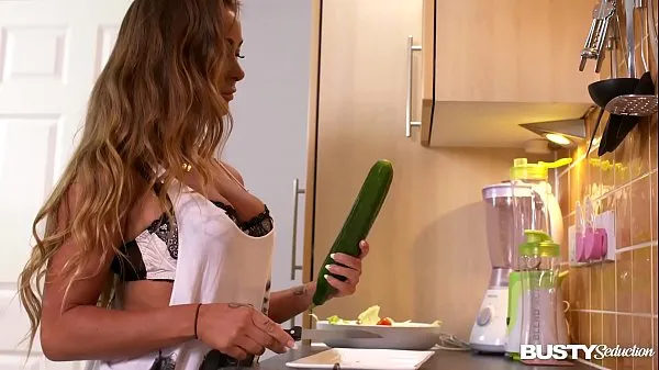 Hot Busty seduction in kitchen makes Amanda Rendall fill her pink with veggies warm Movies