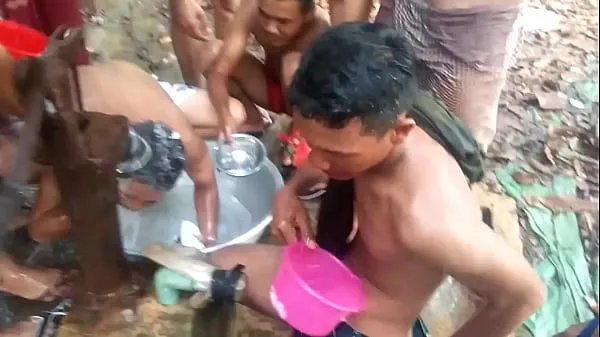 Hotte Khmer men take a bath varme film