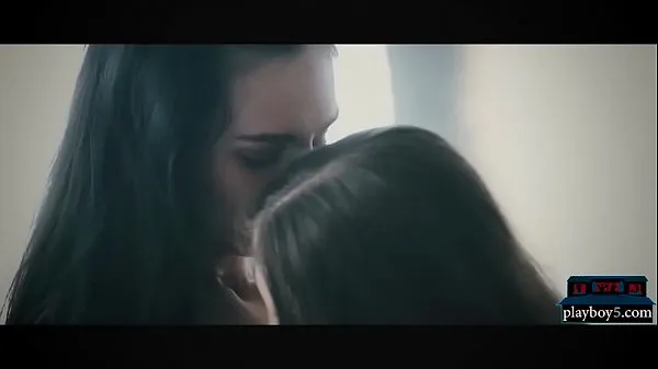 Petite teen and busty MILF lesbian kissing and licking Film hangat yang hangat