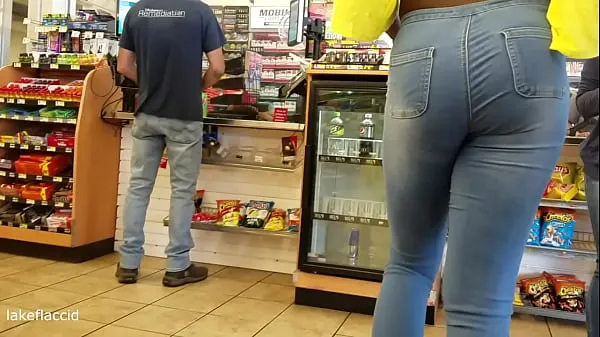 Hotte Tall Ebony Shemale In Gas Station varme filmer