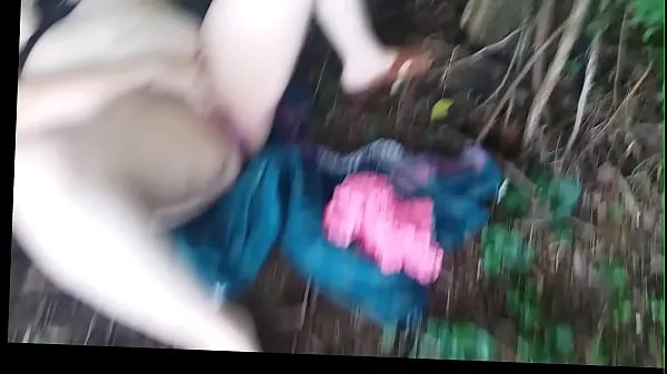 Hete Amateur MILF NaughtyNyara plays with her pussy in the park warme films