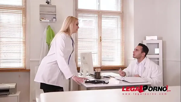 Vroči Blonde busty nurse Amber Jayne rides Doc's big fat dick at the XXX clinic GP454 topli filmi