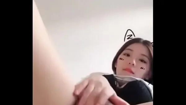 Hete pretty chinese girl masturbates while live warme films