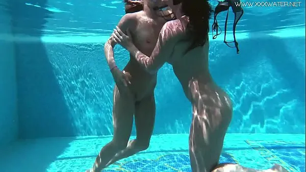 Hotte Jessica and Lindsay naked swimming in the pool varme filmer