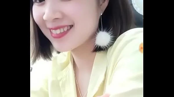 Kuumia Dang Quang Watch's sister deliberately revealed her breasts lämpimiä elokuvia