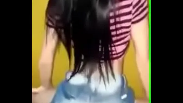热Young girl dancing funk in shorts温暖的电影