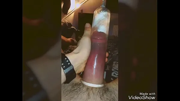 Hotte teenage boy and his big dick after using a pump varme film