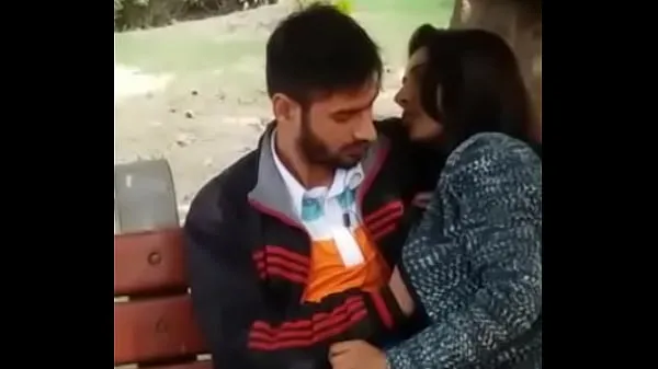 Gorące Couple caught kissing in the parkciepłe filmy