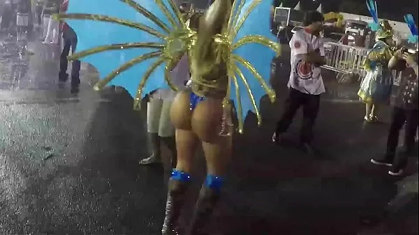 Hot Cacau Colucci giving a show before the entrance of the school in the Sambódromo in the Anhembi before the parade of the second of the night of São Paulo warm Movies