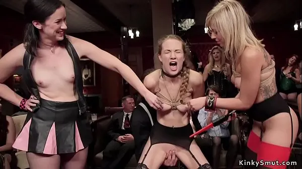 ภาพยนตร์ยอดนิยม Blonde slut anal tormented at orgy party เรื่องอบอุ่น